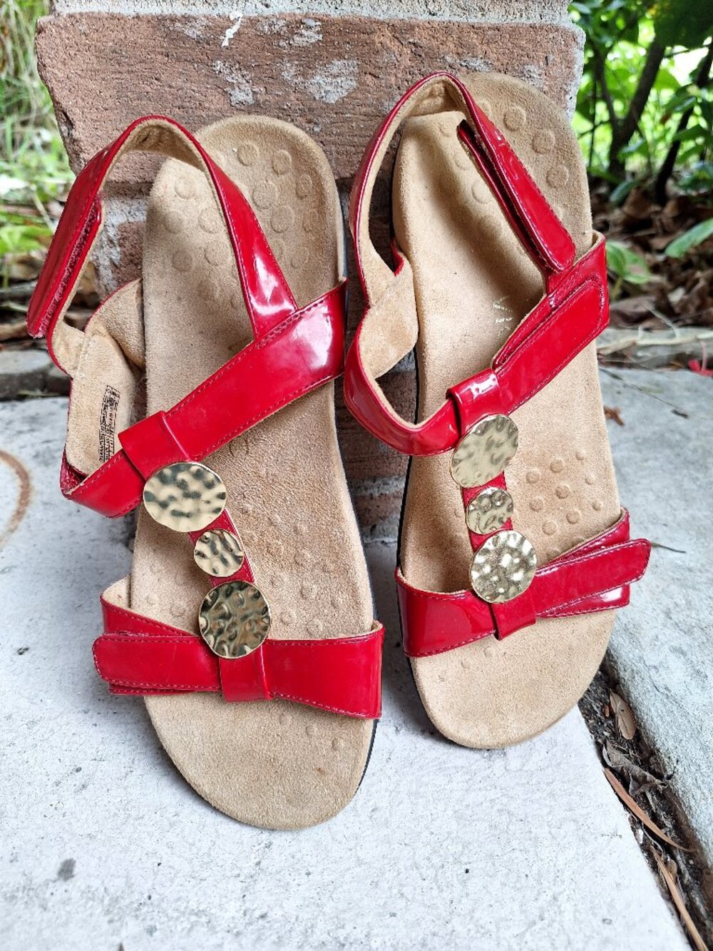 Vionic FARRA Red Patent Sandals 9 Gold Metal  Discs